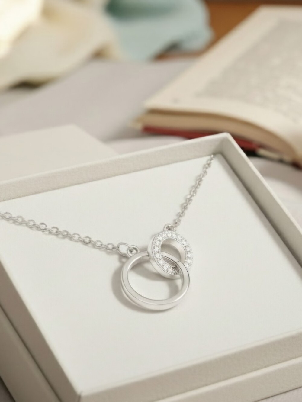 Chic Silver Interlocking Circle Necklace